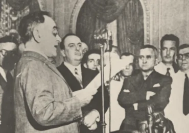 Getúlio Vargas anuncia o Estado Novo pelo rádio, em 1937.