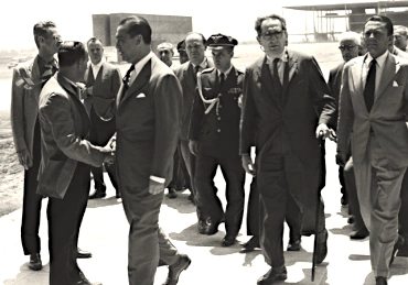 Juscelino Kubitschek e Mário Pedrosa chegam para o Congresso da Aica em Brasília, em 1959.