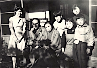 Mário Pedrosa no Japão, em 1958, com a família que o hospedou