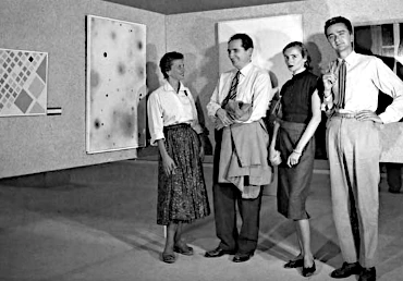 Mário Pedrosa e artistas em uma Bienal, nos anos 1960